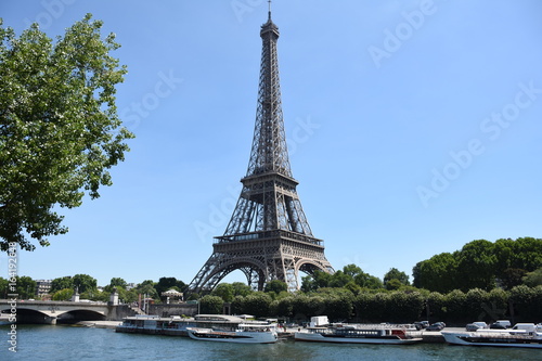 Torre Eiffel y rio Sena photo