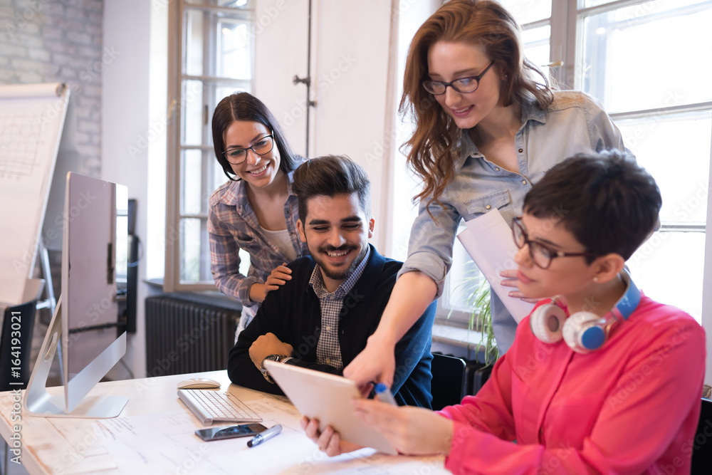 Obraz premium Business coworkers discussing new ideas and brainstorming in office