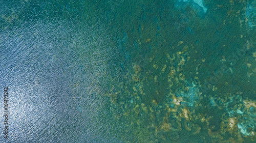 Vista aerea perpendicolare delle acque del lago di Bracciano. L  acqua    chiara e pulita ed    possibile vedere gli scogli in profondit  .