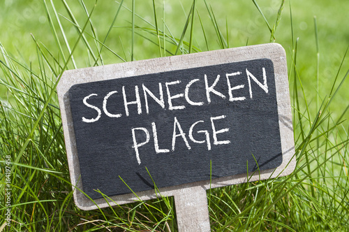 Schild mit Wiese und Schneckenplage