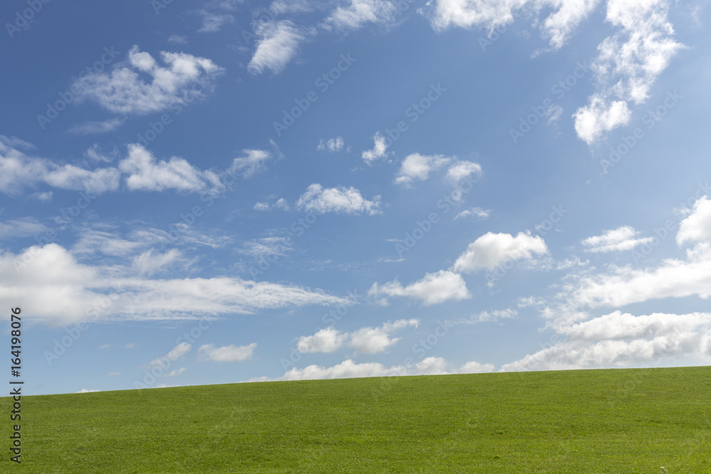 Sommerhimmel über Ackerland in Bayern