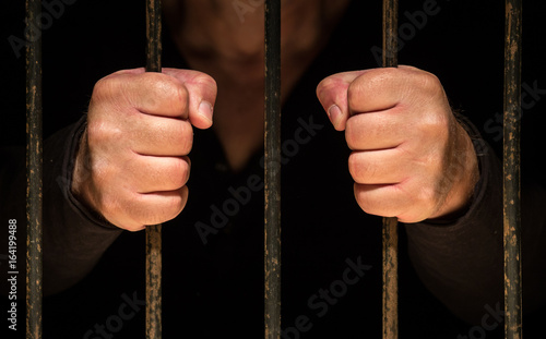 Fotografie ein Mann ist in einem Gefängnis eingesperrt