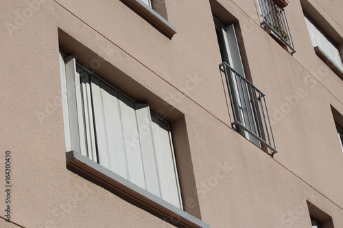 façade en crépi d'appartement en ville 