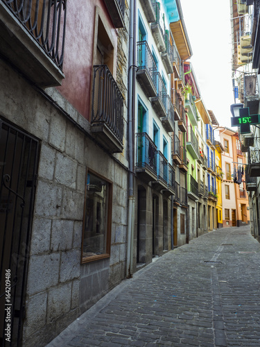 Fototapeta Naklejka Na Ścianę i Meble -  Casas de colores en las calles de Mutriko en la costa del País Vasco, España, en la primavera de 2017