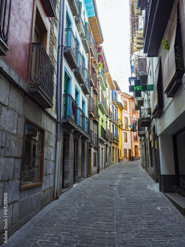 Casas de colores en las calles de Mutriko en la costa del País Vasco, España, en la primavera de 2017