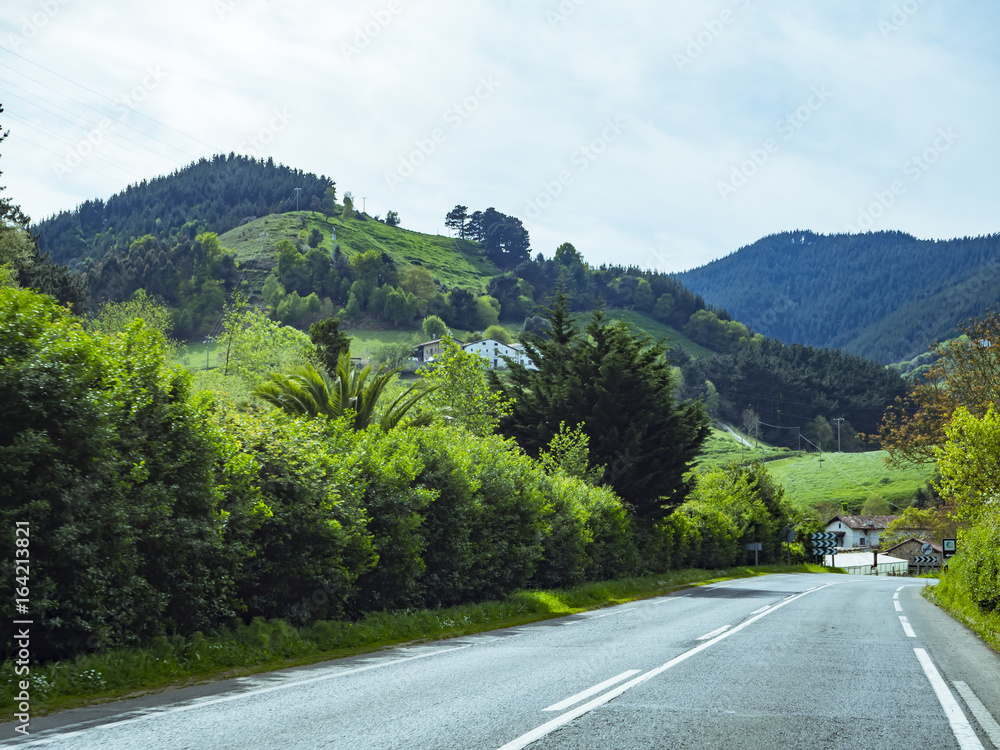 Paisaje de carretera por Ondarroa País Vasco, España, primavera de 2017. Paisaje de carretera por Ondarroa País Vasco, España, primavera de 2017.