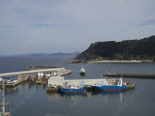 Ondarroa, barcos pesqueros amarrados en la costa de Guipúzcoa, País Vasco, España. Primavera de 2017