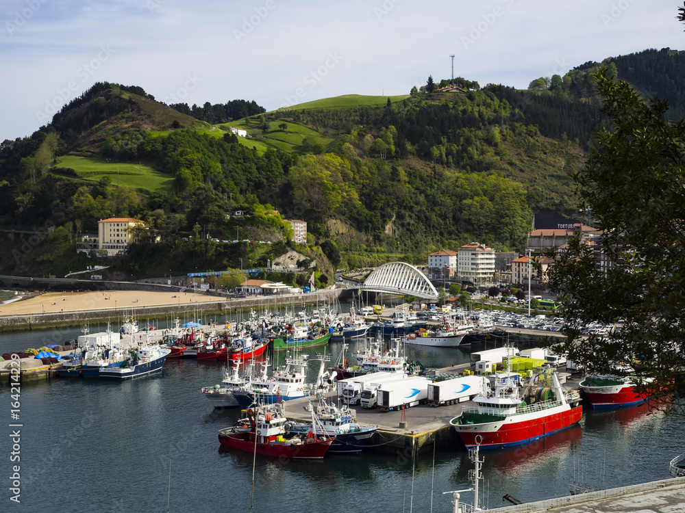 Ondarroa, barcos pesqueros amarrados en la costa de Guipúzcoa, País Vasco, España.
