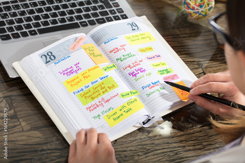 Foto Businessperson Writing Schedule In Diary