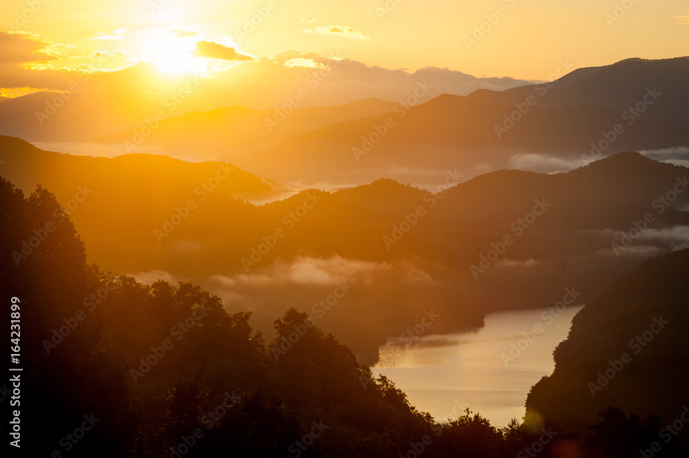 Obraz premium Golden sunrise over the Smoky Mountains