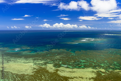 宮城島の果報バンタのサンゴ礁の海