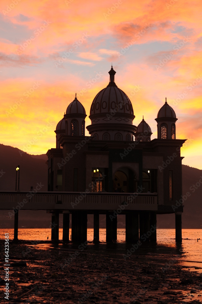 Obraz premium INDONESIA, JAN 8, 2017 : Beautiful sunrise of Masjid Terapung (Mosque) in Palu, Indonesia