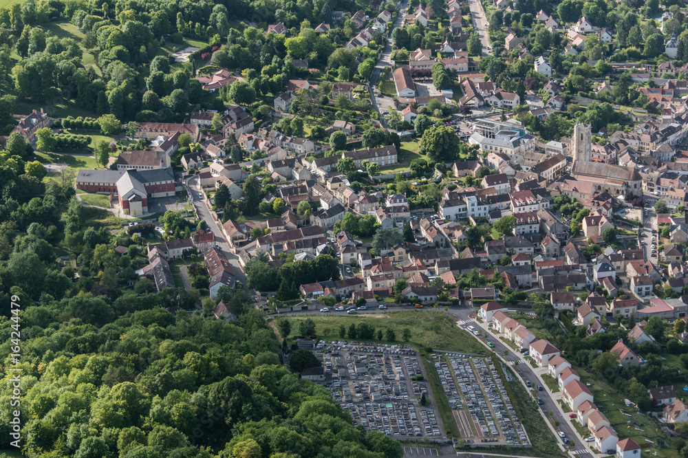 Vue aérienne de la ville de Maule dans les Yvelines en France