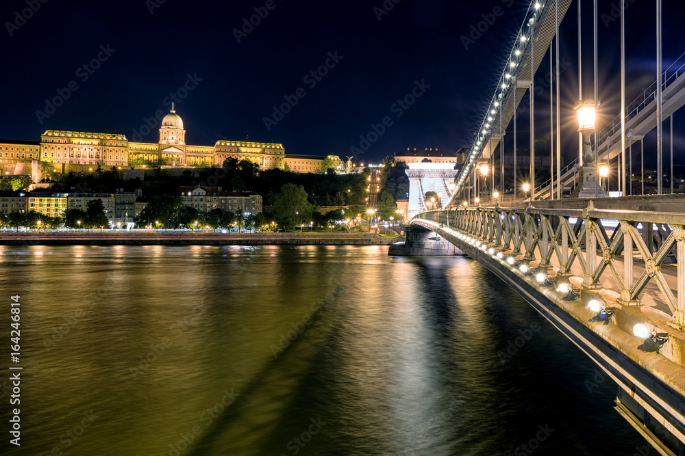 Fototapeta premium Chain brdige and Buda castle at night in Budapest