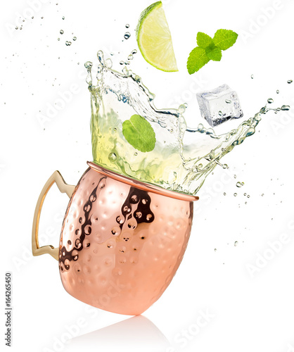 Konstfotografi splashing moscow mule cocktail in copper mug
