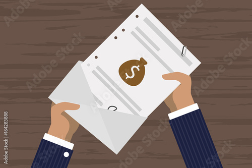 Person öffnet Brief - Geld Dollar