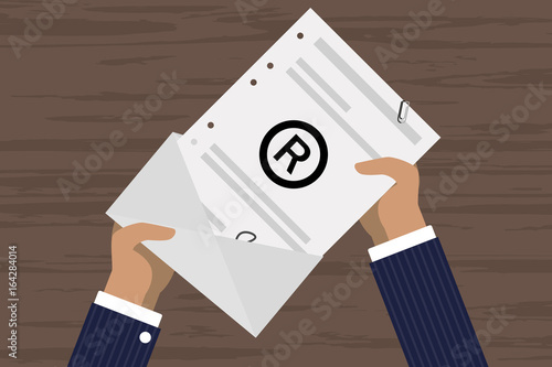 Person öffnet Brief - Kopierschutz - Urheberrecht