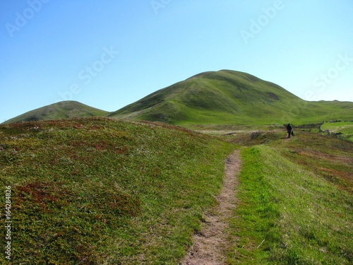 Promeneur marchant vers Big Hill, îles de la Madeleine, Québec, Canada