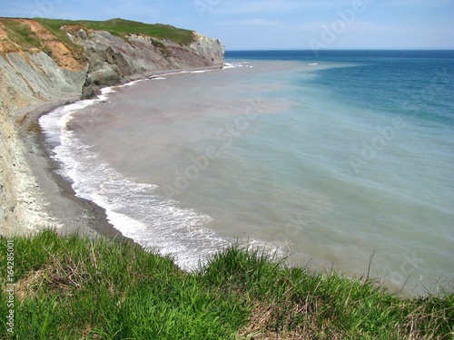 falaise sur océan coloré, îles de la Madeleine, Québec, Canada photo