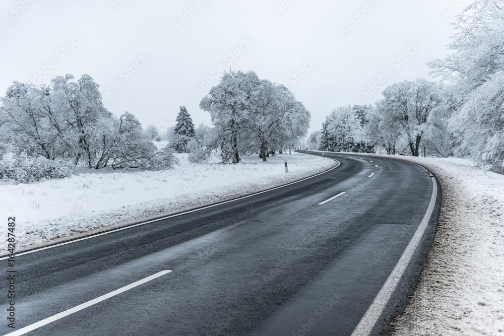 Glatte Landstraße im Winter