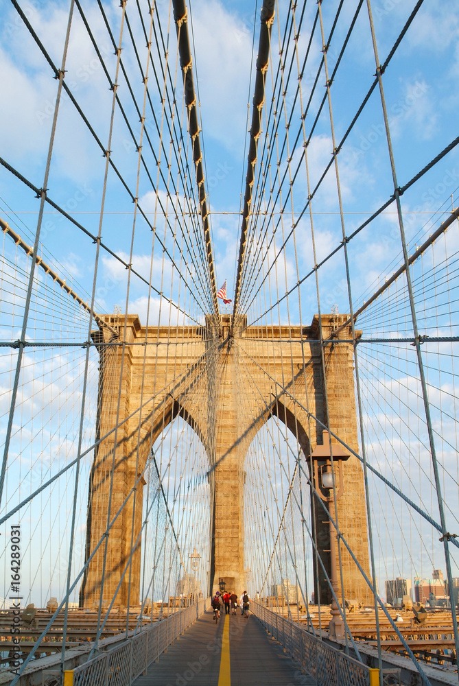 Obraz premium Obraz portretowy słynnego mostu Brooklyn w ciepłym świetle słonecznym