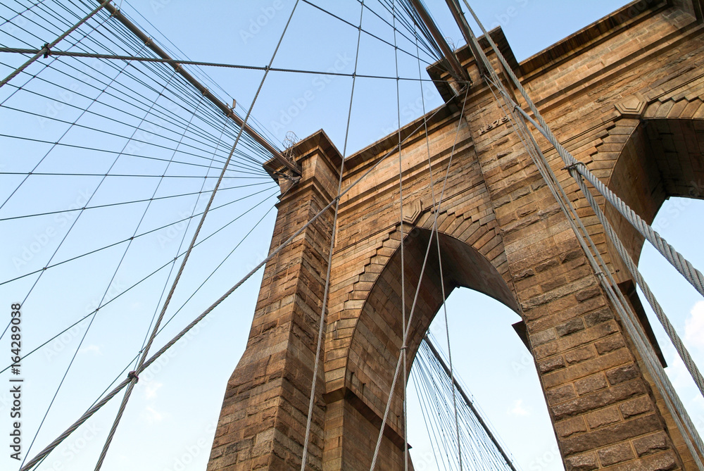 Naklejka premium Fragment słynnego mostu Brooklyn i jego konstrukcji kablowej