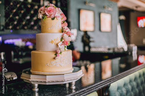 Obraz na płótnie Multi level Wedding cake with roses on table w salonie