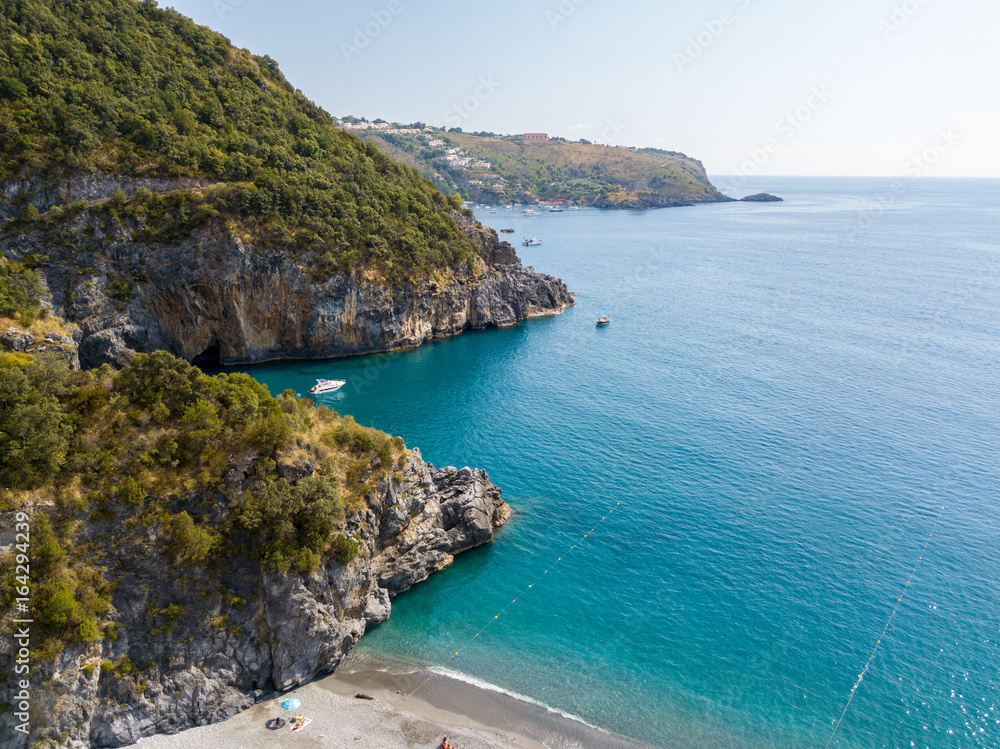 Tratto di costa della Calabria, vista aerea, San Nicola Arcella, provincia di Cosenza. Spiaggia e mar Tirreno, insenature e promontori a picco sul mare. Italia