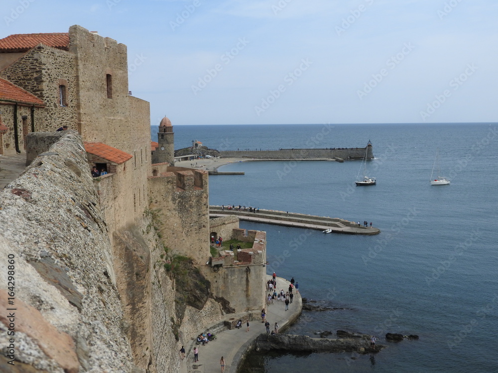 Vue sur le château de Collioure et la mer