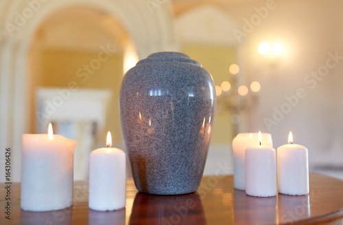 Fotografia cremation urn and candles burning in church