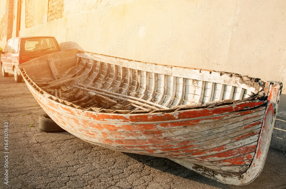 Obraz premium Boat old broken, standing on the pier.