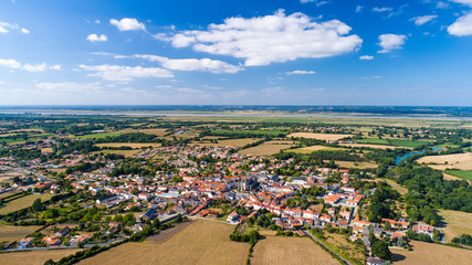 Fototapete Luftbild Dorf Frossay in Loire-Atlantique  © altitudedrone