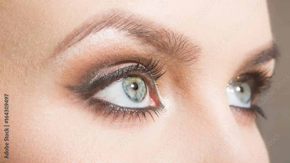 Obraz premium Beauty and fashion, Blue eyes with bright shadows