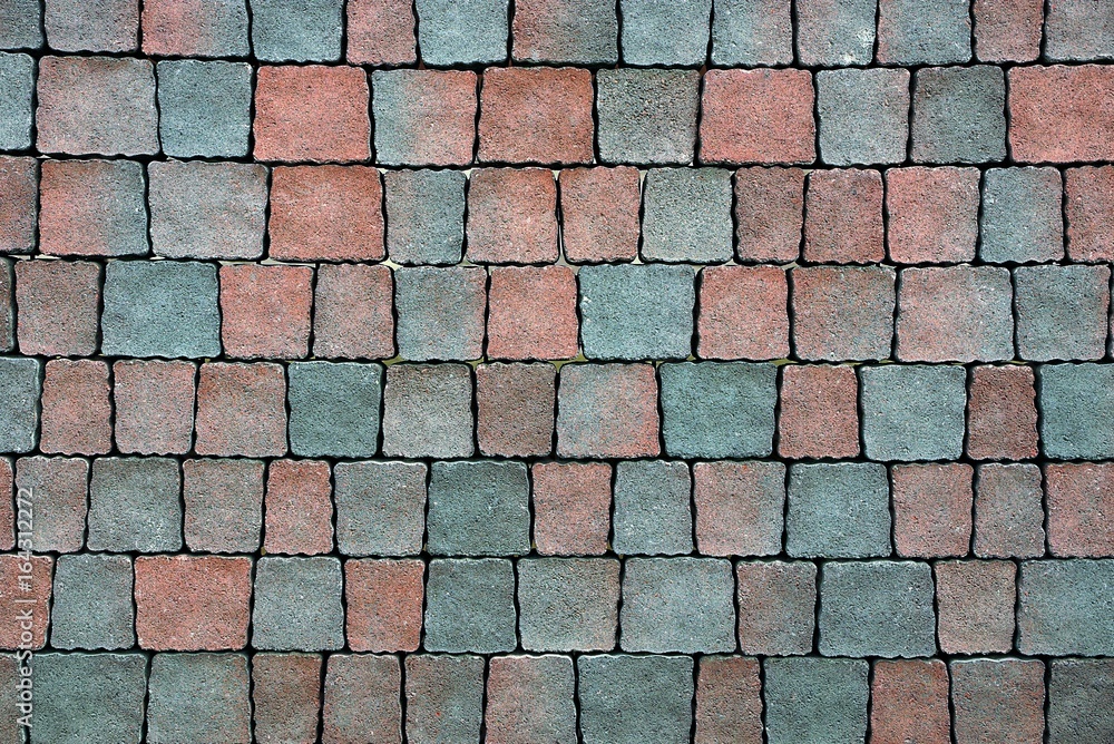 Obraz premium текстура из мелкой цветной квадратной тротуарной плитки на дороге 