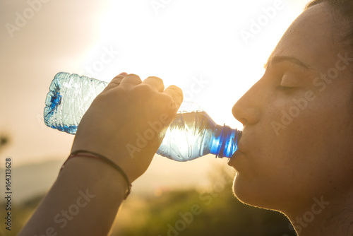 Bebiendo agua mineral. photo