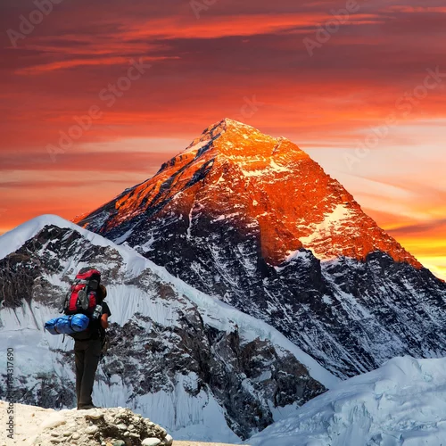 Obraz Mount Everest z doliny Gokyo z turystą