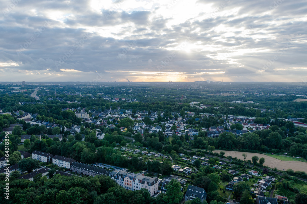 Luftaufnahme / Sonnenuntergang über Stadt