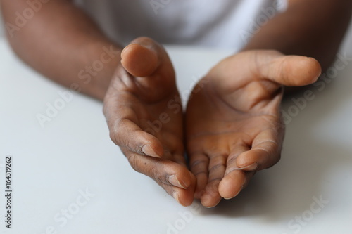 Gestikulieren - offene schwarze Hände 