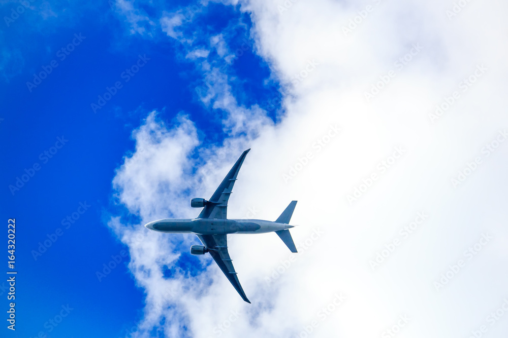 Fototapeta premium Flugzeug vor blauem Himmel