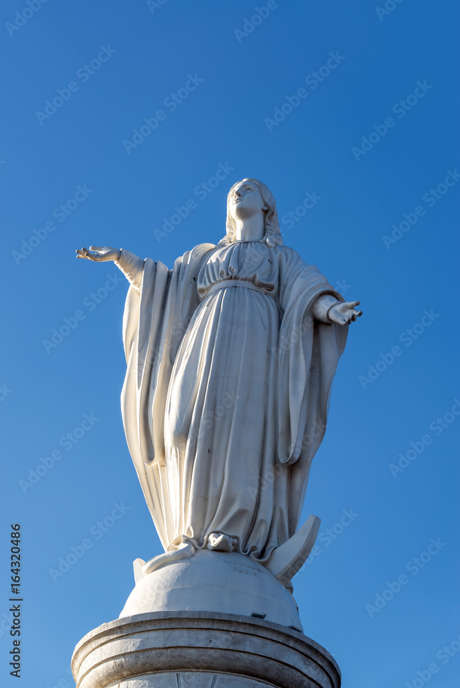 Fototapeta premium Statue on San Cristobal Hill