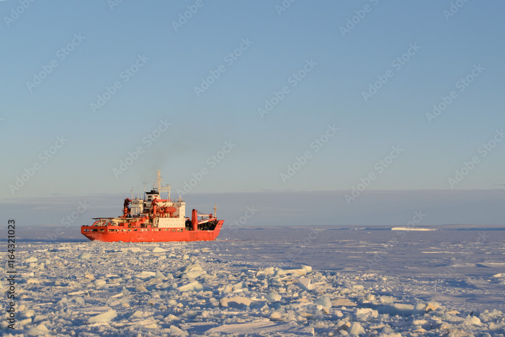 Obraz premium Expedition ship