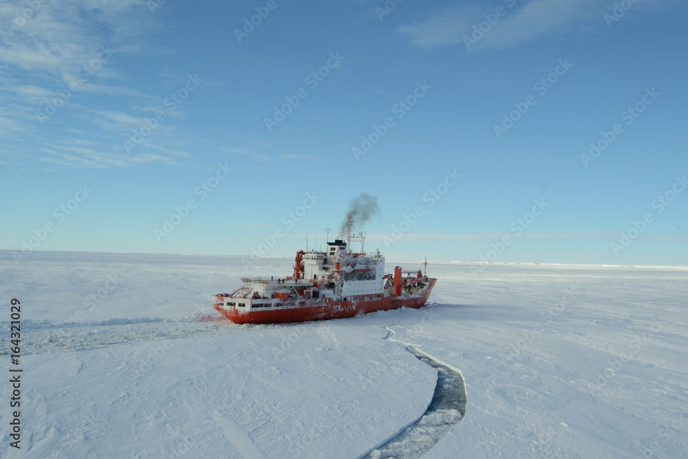 Fototapeta premium Expedition ship