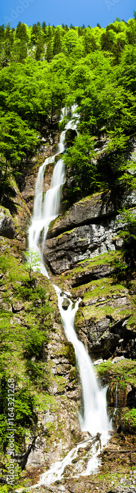 Obraz premium Panorama eines schmalen Wasserfalls im Gesäuse