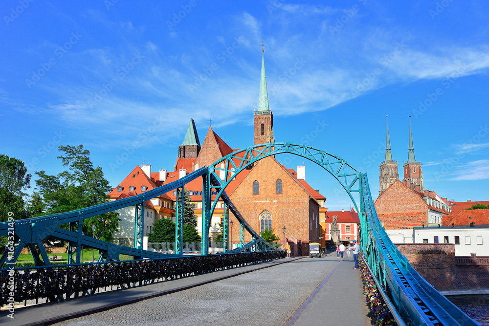 Fototapeta premium Tumski Bridge, connecting old town and Sand Island of Wroclaw with Cathedral Island or Ostrow Tumski, Poland.