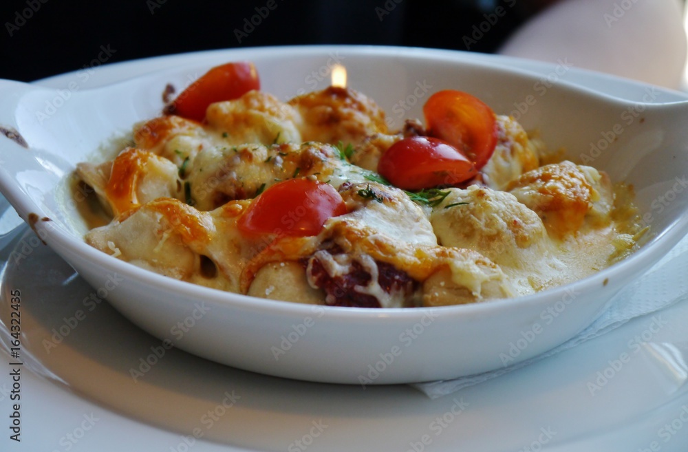 Gericht mit Tomaten und Käse überbacken Gericht mit Tomaten und Käse überbacken