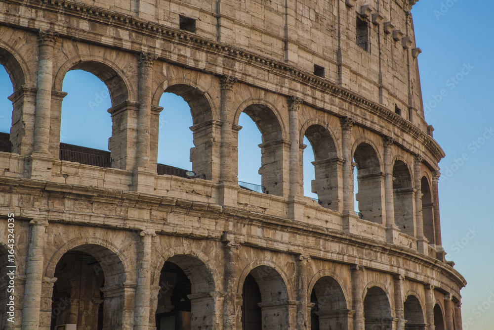 Dettaglio delle arcate del Colosseo, il più importante anfiteatro dell'antica roma e il sito museale statale italiano più visitato. La costruzione iniziò nel 72 d.C. sul colle Palatino da Vespasiano.
