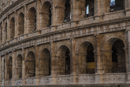 Dettaglio delle arcate del Colosseo, il più importante anfiteatro dell'antica roma e il sito museale statale italiano più visitato. La costruzione iniziò nel 72 d.C. sul colle Palatino da Vespasiano.