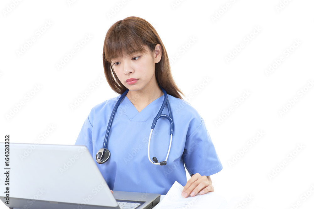 真剣な表情の女医 真剣な表情の女医