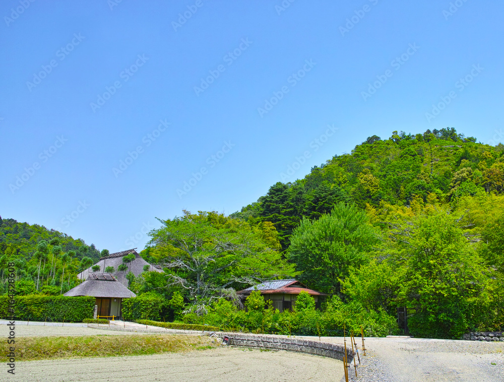 Naklejka premium 京都 北嵯峨の茅葺屋根のある風景