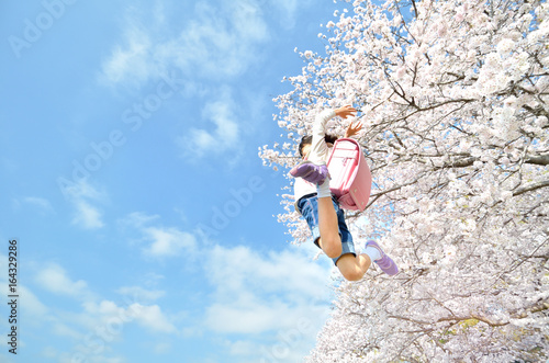ジャンプする女の子(春、桜、ランドセル)